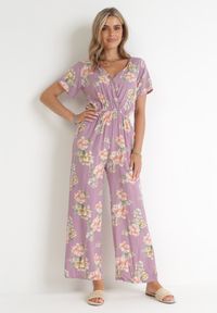 Born2be - Różowy Kwiecisty Kombinezon z Gumką w Pasie i Kopertowym Dekoltem Coralyna. Kolor: różowy. Długość rękawa: krótki rękaw. Długość: krótkie. Sezon: wiosna, lato #5