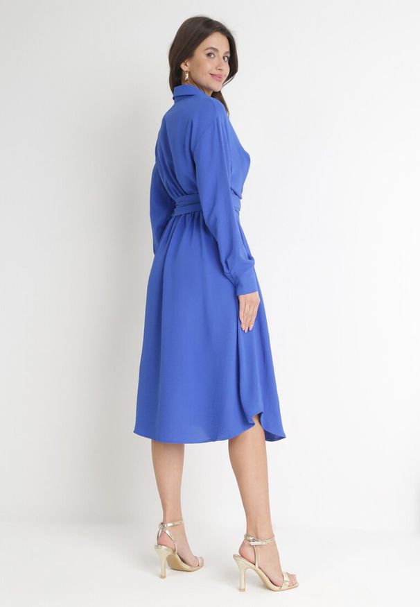 Born2be - Niebieska Koszulowa Sukienka Midi z Guzikami i Materiałowym Paskiem Tetenai. Okazja: na co dzień. Kolor: niebieski. Materiał: materiał. Typ sukienki: koszulowe. Styl: casual. Długość: midi