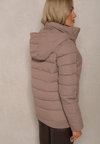 Renee - Ciemnobeżowa Kurtka z Pikowanymi Przeszyciami z Odpinanym Kapturem i Ściągaczem w Talii Sintavia. Okazja: na co dzień. Kolor: beżowy. Materiał: jeans. Styl: casual #4