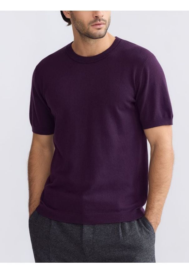 Reserved - Sweter z krótkim rękawem z dodatkiem wełny - ciemnofioletowy. Kolor: fioletowy. Materiał: wełna. Długość rękawa: krótki rękaw. Długość: krótkie