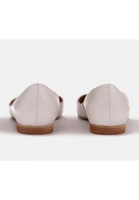 Marco Shoes Baleriny damskie z niskimi bokami białe wielokolorowe. Kolor: wielokolorowy, biały. Materiał: skóra, materiał. Szerokość cholewki: normalna