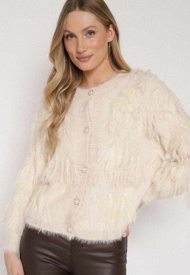 Born2be - Beżowy Kardigan z Wełną o Fakturze Imitującej Pióra z Ozdobnymi Guzikami Mevinalia. Okazja: na co dzień, do pracy, na spotkanie biznesowe. Kolor: beżowy. Materiał: wełna. Wzór: aplikacja. Sezon: zima, jesień. Styl: biznesowy, klasyczny, casual, elegancki