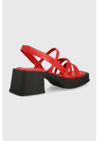 Vagabond Shoemakers sandały skórzane HENNIE kolor czerwony. Kolor: czerwony. Materiał: skóra. Wzór: gładki. Obcas: na obcasie. Wysokość obcasa: średni #5