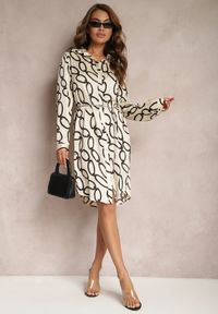 Renee - Jasnobeżowa Satynowa Sukienka Koszulowa w Geometryczny Print z Łańcuszkiem w Miejscu Paska Pastar. Okazja: na co dzień. Kolor: beżowy. Materiał: satyna. Wzór: geometria, nadruk. Typ sukienki: koszulowe. Styl: casual