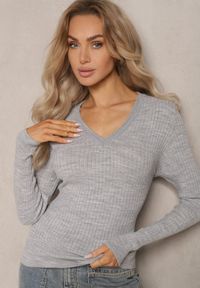 Renee - Szary Prążkowany Sweter z Dekoltem V Deriary. Okazja: na co dzień. Typ kołnierza: dekolt w kształcie V. Kolor: szary. Materiał: prążkowany. Długość rękawa: długi rękaw. Długość: długie. Styl: casual, elegancki #4