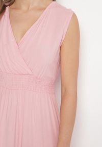 Born2be - Różowa Wiskozowa Sukienka o Kopertowym Kroju z Falbanką Uliria. Kolor: różowy. Materiał: wiskoza. Typ sukienki: kopertowe. Styl: elegancki #2