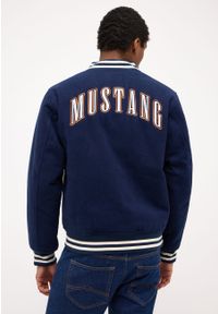 Mustang - MUSTANG Rigby MĘSKA KURTKA Z NADRUKAMI Dress Blues 1014779 5334. Wzór: nadruk