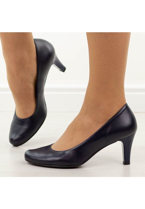 Granatowe Polskie czółenka damskie Gregors 465. Okazja: na spotkanie biznesowe, na ślub cywilny, na wesele, na imprezę. Kolor: niebieski. Materiał: skóra. Szerokość cholewki: normalna. Obcas: na szpilce. Styl: biznesowy, elegancki, klasyczny, wizytowy