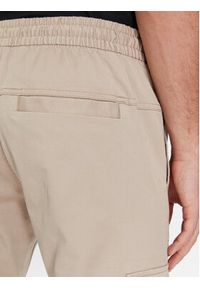 Calvin Klein Jeans Spodnie cargo J30J324696 Beżowy Skinny Fit. Kolor: beżowy. Materiał: bawełna #2