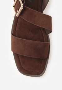Born2be - Brązowe Płaskie Sandały z Asymetrycznym Paskiem i Dużą Klamrą Zellova. Okazja: na co dzień. Zapięcie: klamry. Kolor: brązowy. Materiał: zamsz, koronka. Styl: casual, elegancki #8