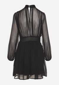 Born2be - Czarna Sukienka Rozkloszowane ze Stójką Marszczeniami i Transparentnymi Ramionami Belabria. Okazja: na co dzień. Typ kołnierza: kołnierzyk stójkowy. Kolor: czarny. Typ sukienki: rozkloszowane. Styl: casual, klasyczny #6