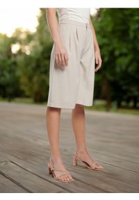 Sinsay - Szorty eleganckie - kremowy. Kolor: kremowy. Materiał: wiskoza, skóra, materiał. Styl: elegancki