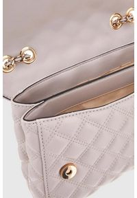 Guess - GUESS Beżowa kopertówka damska Giully. Kolor: beżowy. Materiał: skórzane