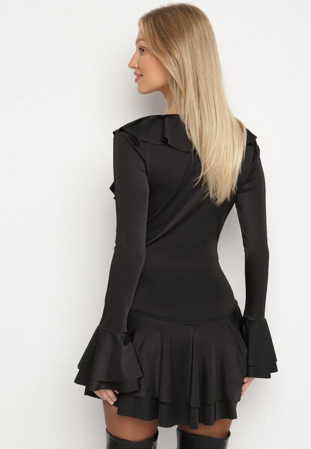 Born2be - Czarna Taliowana Sukienka Zdobiona Falbankami Tiraneda. Okazja: na imprezę. Typ kołnierza: kołnierz z falbankami. Kolor: czarny. Wzór: aplikacja. Typ sukienki: proste. Styl: elegancki