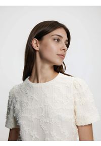 Reserved - Kreszowany t-shirt - złamana biel. Materiał: dzianina #1