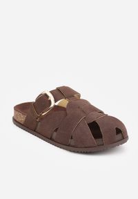 Renee - Ciemnobrązowe Klapki Typu Mule z Wycięciami i Paskiem z Klamerką Kassale. Kolor: brązowy. Materiał: jeans. Sezon: lato. Styl: boho #7