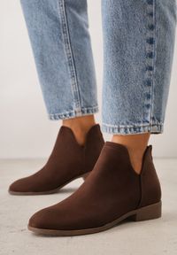 Renee - Brązowe Botki VICES Ozdobione Suwakiem i Wycięciami na Cholewce Fyserira. Okazja: na co dzień. Kolor: brązowy. Materiał: jeans. Szerokość cholewki: normalna. Wzór: aplikacja. Styl: casual #5