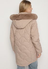 Born2be - Beżowa Klasyczna Kurtka z Pikowanymi Przeszyciami i Kapturem z Futerkiem Raffisa. Okazja: na co dzień. Kolekcja: plus size. Kolor: beżowy. Materiał: futro. Styl: klasyczny #3