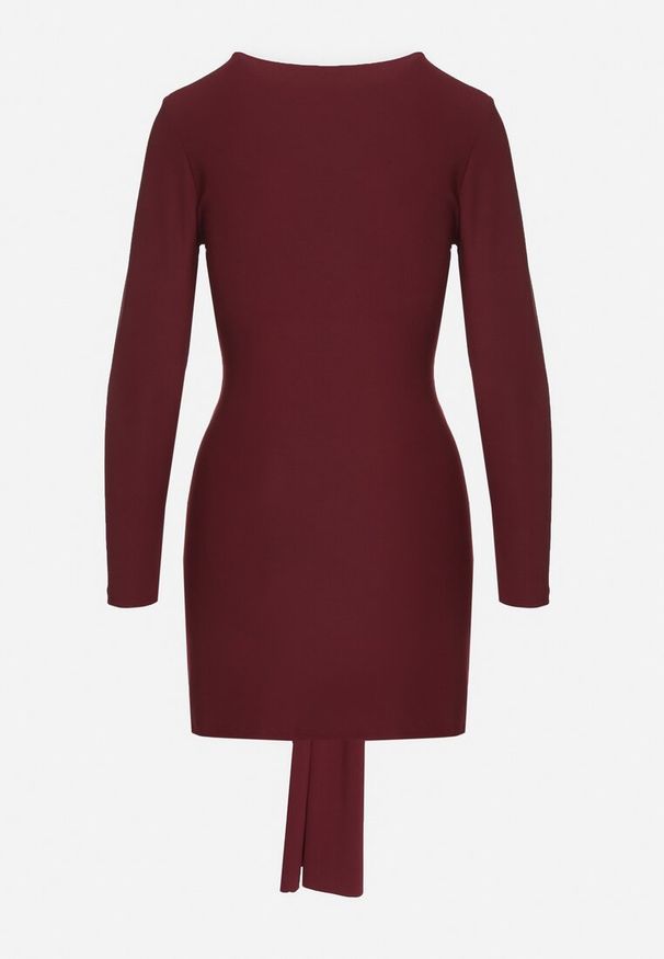 Born2be - Bordowa Dopasowana Sukienka z Ozdobnym Trenem Sevilaine. Kolor: czerwony. Styl: elegancki