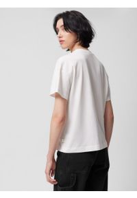 outhorn - T-shirt o kroju boxy z nadrukiem damski - złamana biel. Materiał: materiał, bawełna, dzianina. Wzór: nadruk #4