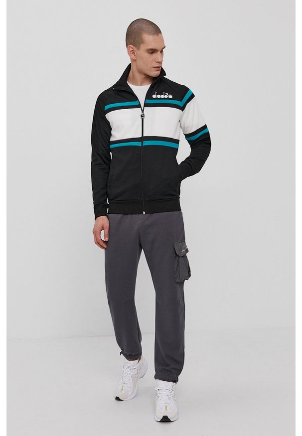 Diadora Bluza męska kolor czarny z aplikacją. Okazja: na co dzień. Kolor: czarny. Długość rękawa: raglanowy rękaw. Wzór: aplikacja. Styl: casual
