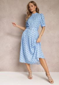 Renee - Niebieska Rozkloszowana Sukienka Midi z Gumką w Pasie i Ozdobnym Paskiem z Klamrą Abennita. Kolor: niebieski. Materiał: materiał. Wzór: aplikacja. Styl: elegancki. Długość: midi