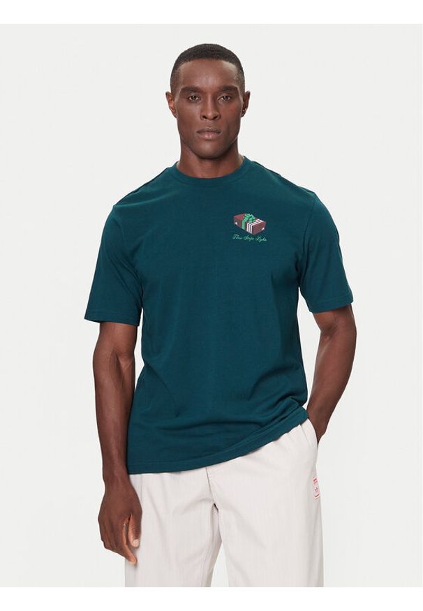 Adidas - adidas T-Shirt 3-Stripes Lights Giftbox Graphic JN2498 Zielony Regular Fit. Kolor: zielony. Materiał: bawełna