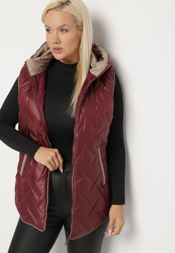Born2be - Czerwona Pikowana Kamizelka z Odpinanym Kapturem Rilanisa. Okazja: na co dzień. Kolor: czerwony. Materiał: jeans. Styl: elegancki, casual, klasyczny