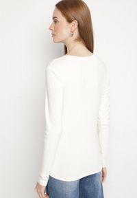 Born2be - Biała Bluzka Typu Longsleeve z Okrągłym Dekoltem Unelessa. Kolor: biały. Materiał: jeans. Długość rękawa: długi rękaw. Styl: klasyczny, elegancki #6