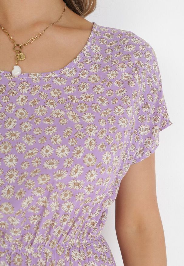 Born2be - Fioletowa Wiskozowa Rozkloszowana Sukienka z Gumką w Talii w Kwiaty Heidene. Kolor: fioletowy. Materiał: wiskoza. Wzór: kwiaty