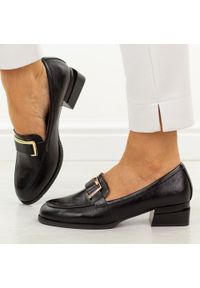 Czarne półbuty damskie, mokasyny M.Daszyński Sa267-2. Okazja: na co dzień, na spotkanie biznesowe, do pracy. Nosek buta: okrągły. Kolor: czarny. Szerokość cholewki: normalna. Wzór: aplikacja. Materiał: skóra. Sezon: wiosna, jesień, lato. Obcas: na obcasie. Styl: casual, biznesowy, elegancki, klasyczny. Wysokość obcasa: niski #1