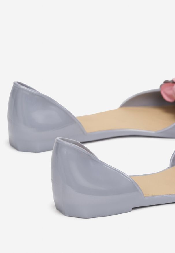 Renee - Szare Balerinki Meliski Peep Toe z Kwiatową Aplikacją Idalina. Okazja: na co dzień. Nosek buta: otwarty. Zapięcie: bez zapięcia. Kolor: szary. Wzór: kwiaty, aplikacja. Materiał: guma. Sezon: lato. Obcas: na obcasie. Styl: elegancki, boho, casual. Wysokość obcasa: niski
