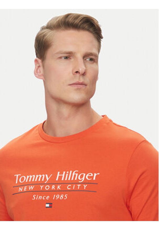 TOMMY HILFIGER - Tommy Hilfiger T-Shirt Center Stack MW0MW38621 Pomarańczowy Regular Fit. Kolor: pomarańczowy. Materiał: bawełna