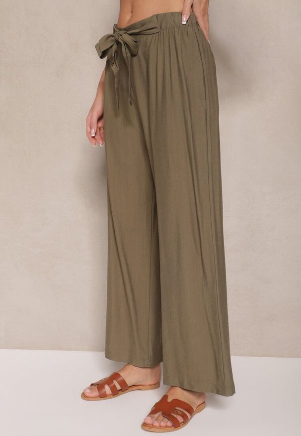 Renee - Ciemnozielone Spodnie z Wiskozy o Szerokim Kroju z Kokardą Ellioria. Okazja: na co dzień, na spacer. Kolor: zielony. Materiał: wiskoza. Styl: elegancki, casual