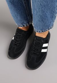 Renee - Czarno-Białe Płaskie Sneakersy ze Skóry Naturalnej z Ozdobnymi Paskami Nelarielis. Okazja: na spacer, na co dzień. Zapięcie: pasek. Kolor: czarny. Materiał: skóra. Wzór: paski. Sport: turystyka piesza #3