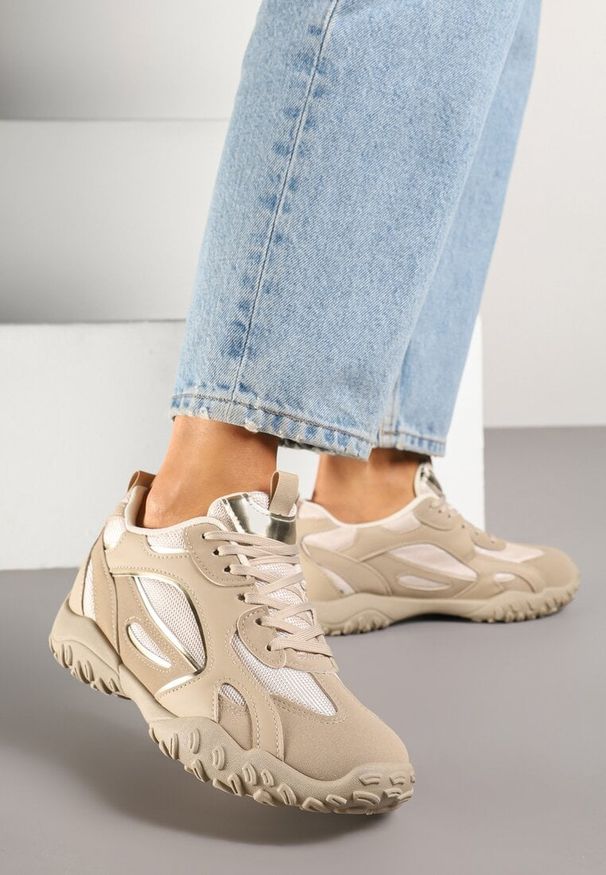Renee - Ciemnobeżowe Sneakersy Ozdobione Tłoczoną Cholewką Pillitha. Okazja: na co dzień. Kolor: beżowy. Materiał: jeans. Szerokość cholewki: normalna. Wzór: aplikacja. Obcas: na płaskiej podeszwie