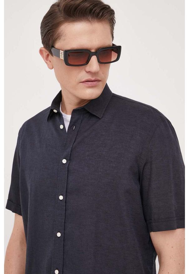 Liu Jo koszula z domieszką lnu kolor granatowy regular z kołnierzykiem klasycznym. Typ kołnierza: kołnierzyk klasyczny. Kolor: niebieski. Materiał: len. Styl: klasyczny