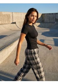 Sinsay - Koszulka z krótkim rękawem basic - czarny. Kolor: czarny. Długość rękawa: krótki rękaw. Długość: krótkie #1