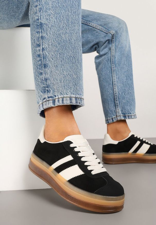 Renee - Czarne Sneakersy na Płaskiej Podeszwie z Ozdobnymi Paskami Velali. Okazja: na co dzień, na spacer. Zapięcie: pasek. Kolor: czarny. Materiał: jeans. Wzór: paski. Obcas: na płaskiej podeszwie. Sport: turystyka piesza
