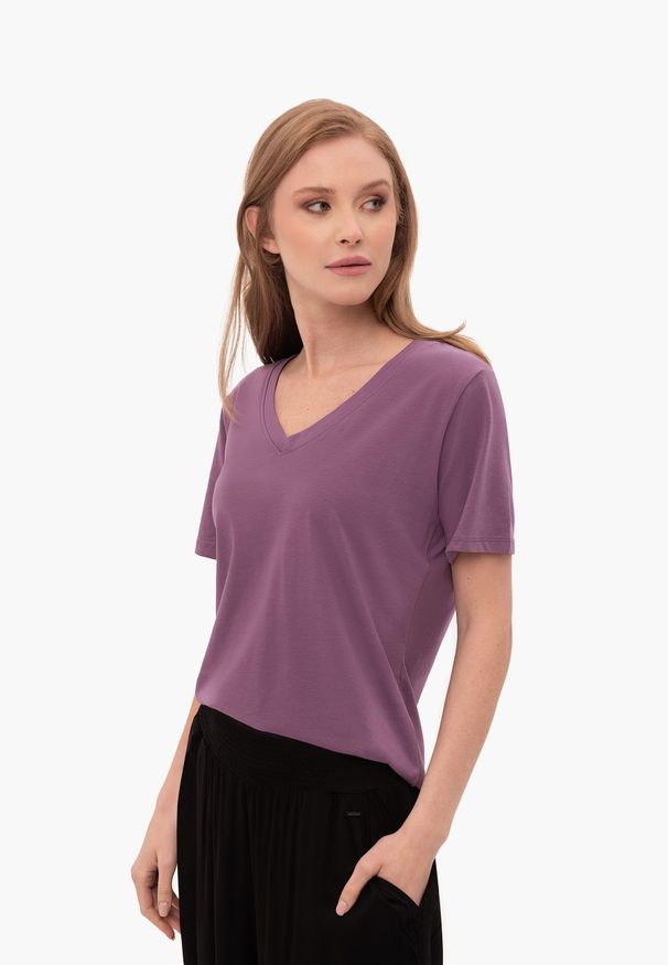 Volcano - Koszulka z dekoltem w serek T-LEA. Typ kołnierza: dekolt w serek. Kolor: fioletowy. Materiał: skóra, bawełna, materiał, elastan. Długość rękawa: krótki rękaw. Długość: krótkie. Wzór: gładki. Styl: klasyczny