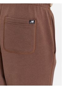 New Balance Spodnie dresowe NB Essentials Sweatpant MP33509 Brązowy Regular Fit. Kolor: brązowy. Materiał: syntetyk #3