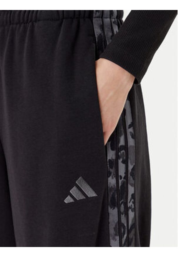 Adidas - adidas Spodnie dresowe Animal Print 3-Stripes JM1840 Czarny Loose Fit. Kolor: czarny. Materiał: bawełna, syntetyk. Wzór: nadruk