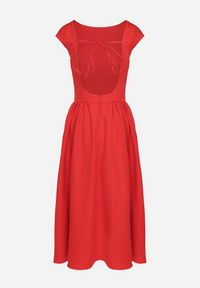 Born2be - Czerwona Sukienka o Rozkloszowanym Kroju z Wiązaniem i Dekoltem w Łódkę Aladriela. Okazja: na co dzień. Typ kołnierza: dekolt w łódkę. Kolor: czerwony. Długość rękawa: krótki rękaw. Sezon: wiosna, lato. Styl: casual, klasyczny #5