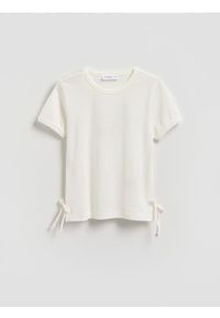 Reserved - Gładki t-shirt z modalem - złamana biel. Materiał: dzianina. Wzór: gładki