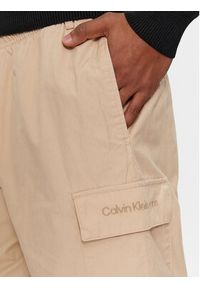 Calvin Klein Jeans Spodnie cargo Essential Regular Cargo Pant J30J324692 Beżowy Regular Fit. Kolor: beżowy. Materiał: bawełna