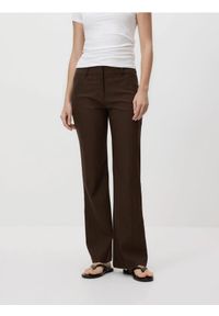 Reserved - Spodnie w paski - ciemnobrązowy. Kolor: brązowy. Materiał: wiskoza, tkanina. Wzór: paski #1