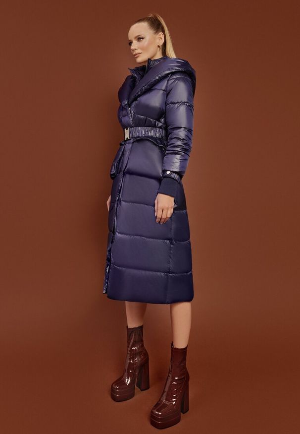 Renee - Granatowa Kurtka Pikowana Długa Dudlat. Kolor: niebieski. Materiał: materiał. Długość rękawa: długi rękaw. Długość: długie. Wzór: aplikacja. Sezon: zima, jesień