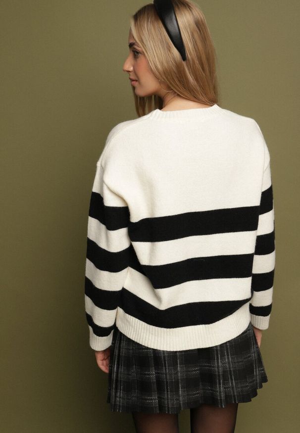 Born2be - Jasnobeżowy Sweter z Dodatkiem Kaszmiru o Prostym Kroju w Paski Venlire. Okazja: na co dzień. Kolor: beżowy. Materiał: kaszmir. Wzór: paski. Styl: klasyczny, casual