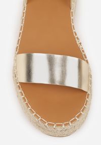 Born2be - Złote Sandały VICES na Niskim Koturnie z Plecionki z Paskiem Wokół Kostki Tetea. Okazja: na co dzień. Zapięcie: pasek. Kolor: złoty. Materiał: len. Sezon: lato. Obcas: na koturnie. Styl: casual, klasyczny #8