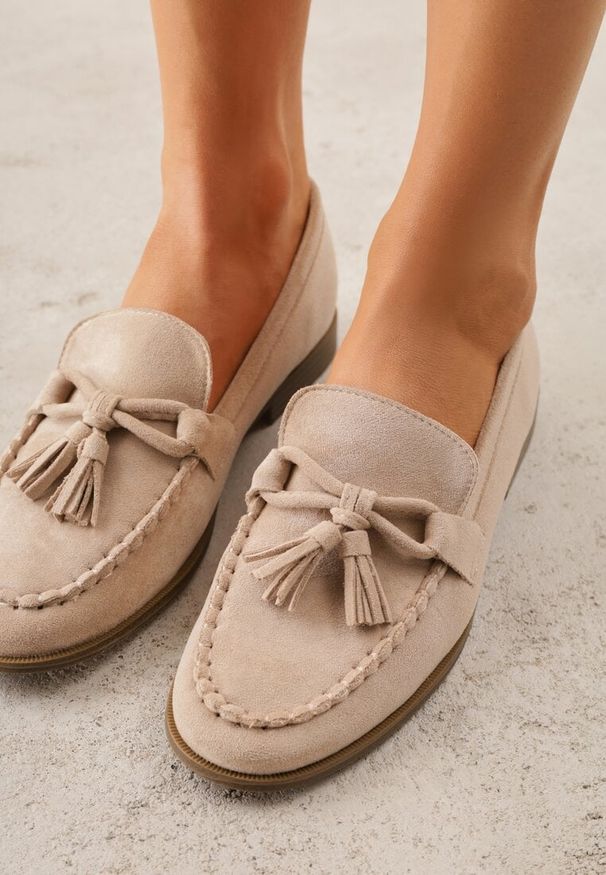 Renee - Beżowe Mokasyny z Imitacji Zamszu z Aplikacją w Kształcie Kokardy z Frędzlami Edea. Kolor: beżowy. Materiał: zamsz. Wzór: aplikacja. Styl: boho